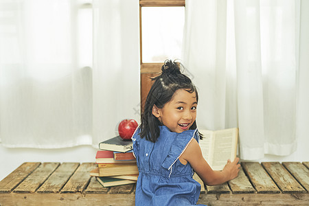 坐着日本人亚洲人女童生活方式图片