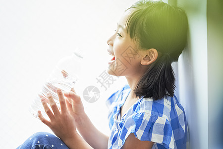 小女孩喝瓶装水图片素材