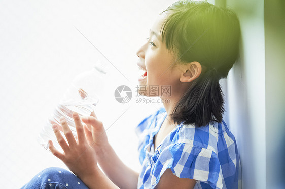 小女孩喝瓶装水图片