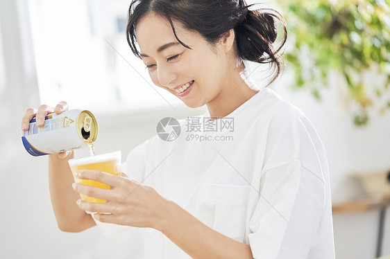 女人开心喝啤酒图片