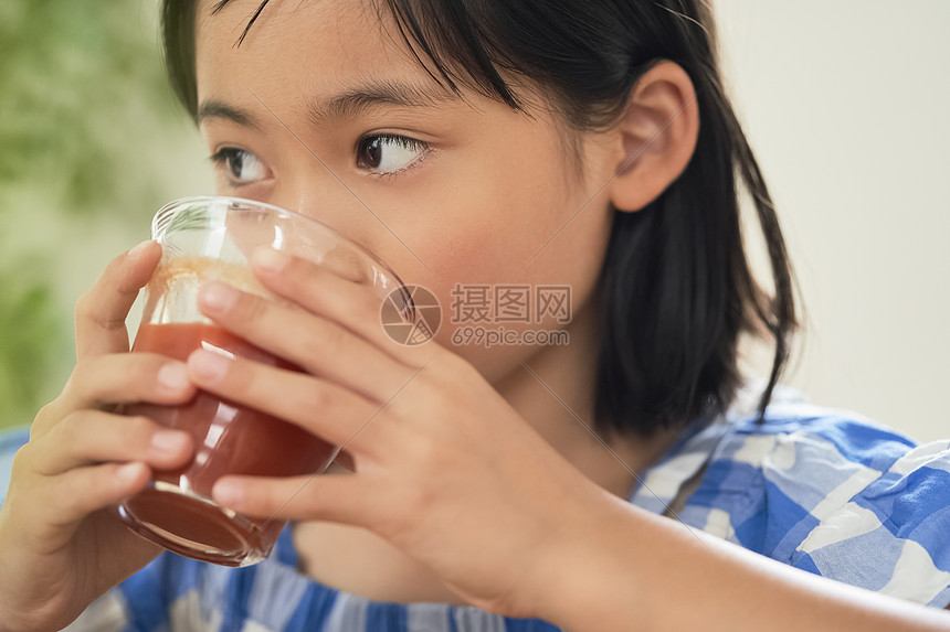 喝饮料的女孩高清图片下载-正版图片502295170-摄图网