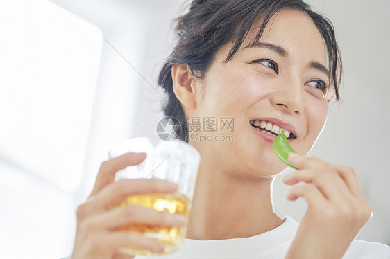 女人开心喝啤酒图片