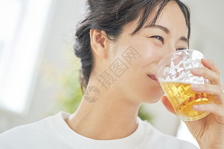 女人开心喝啤酒图片