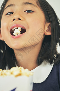 小女孩子吃爆米花图片
