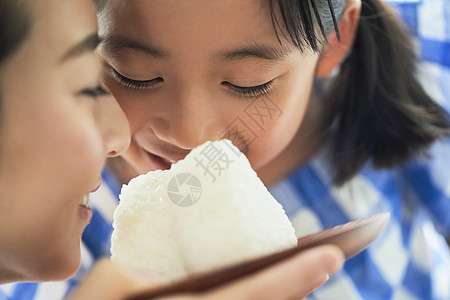 母亲女儿一起用餐图片