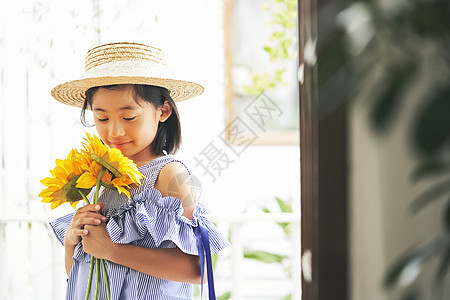 手捧向日葵的可爱女孩图片