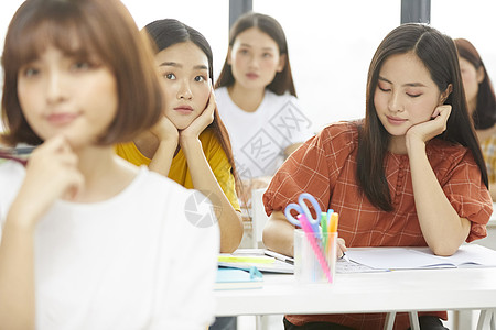 大学生年轻女流行校园生活课图片