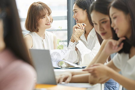 商业团队五个人三十几岁女商务会议图片