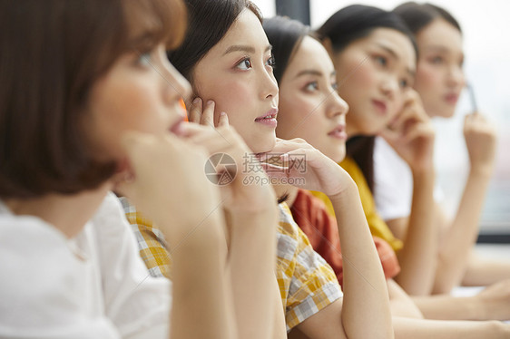 校园生活上课青春少女们图片