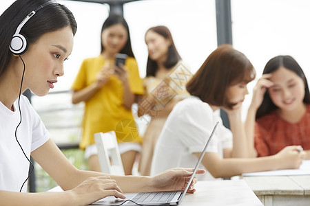 教室女大学生学习和交谈图片