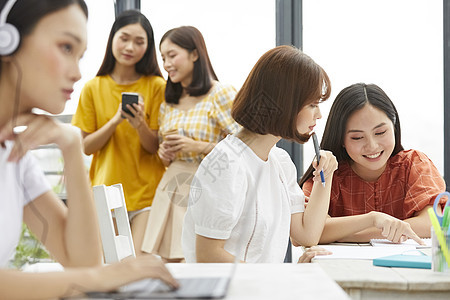 教室女大学生学习和交谈图片