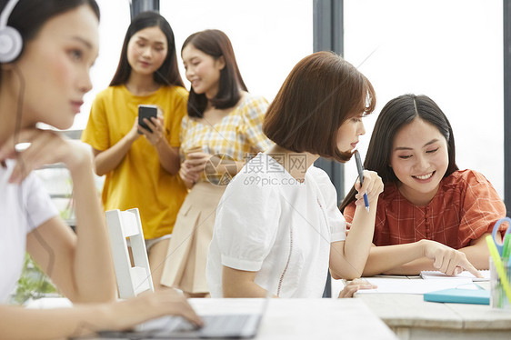 教室女大学生学习和交谈图片