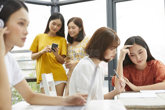 教室女大学生学习和交谈图片