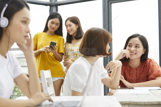 教室女大学生学习和交谈图片