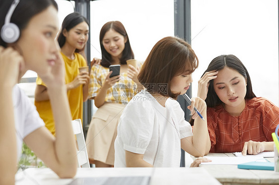 时髦漂亮的女大学生学习图片