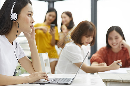 户内的女大学生学习图片