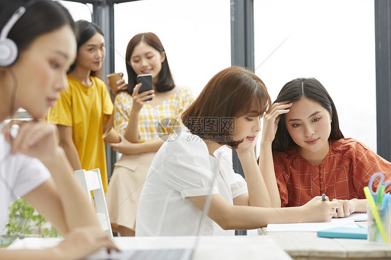 教室女大学生学习和交谈图片