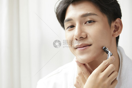 男性刮胡子图片