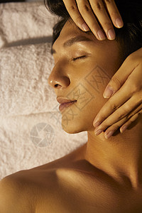 在做spa按摩养生的帅气男生图片素材