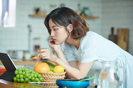 外形轰趴水果女生活美食背景图片