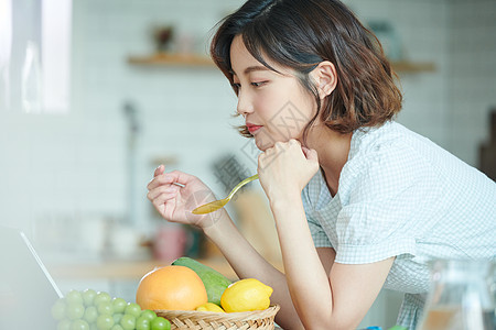 餐平板电脑思考女生活美食图片