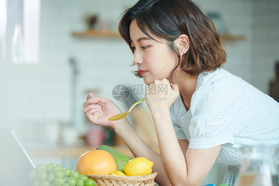 餐平板电脑思考女生活美食图片