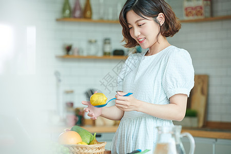 女士们水果健康女生活美食图片