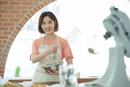 熟的女人蛋糕女店员烹饪图片