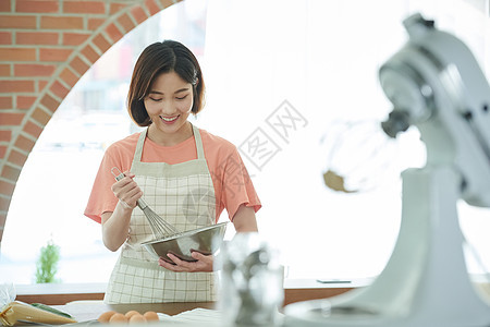 笑脸三十几岁混合物女店员烹饪图片