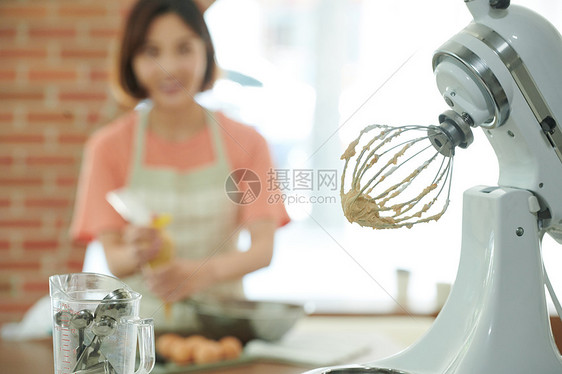 韩国人青春咖啡女店员烹饪图片
