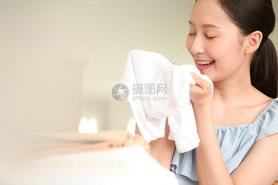 晾晒衣服的年轻妈妈图片