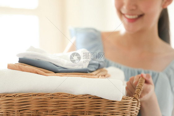 整理衣服的年轻妈妈图片
