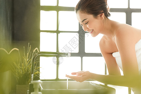 女生好皮肤闭眼女士们的生活方式洗面奶图片素材