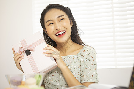 青年女性生日开礼物盒图片
