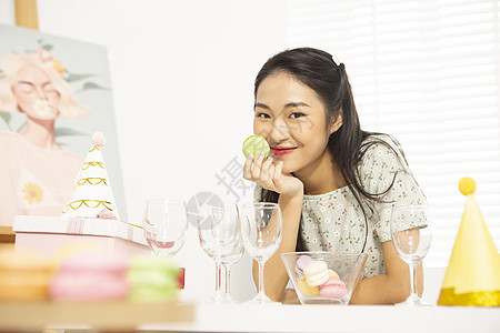 生日聚会上的欢乐女人图片