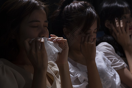 女生哭红眼睛的图片好姐妹在影院一起看电影背景