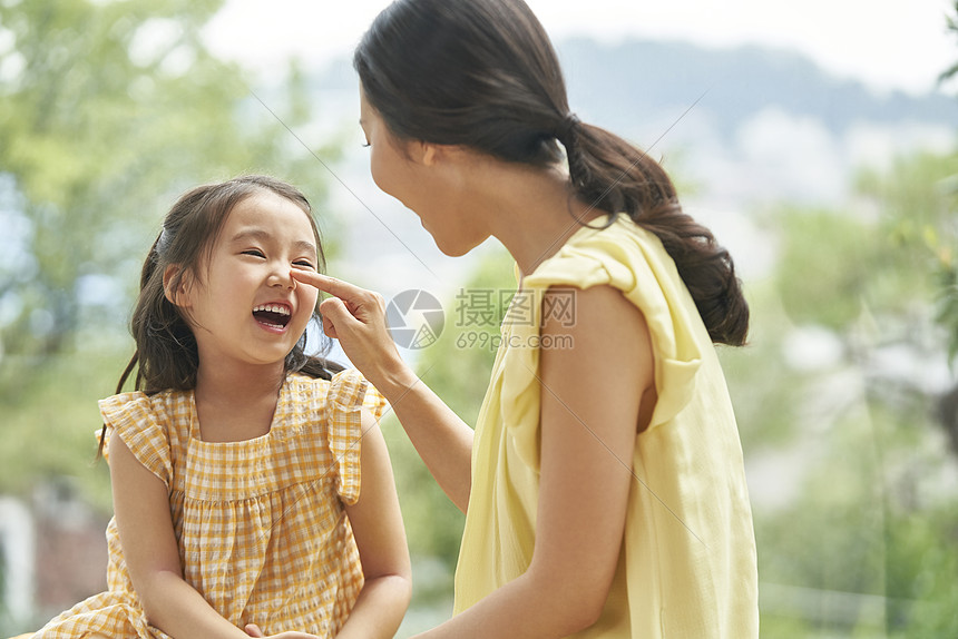 妈妈摸着女儿的鼻子开心的微笑图片