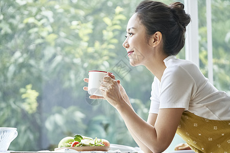 独自用餐喝咖啡的年轻女子图片