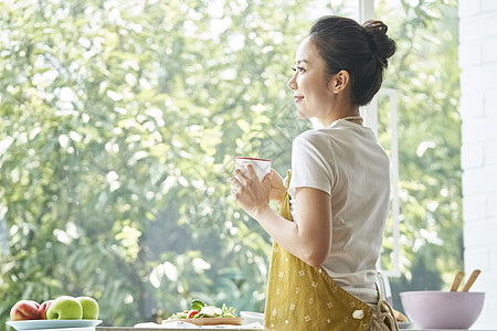 早晨女人生活用餐图片