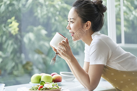 享受下午茶的家庭主妇图片