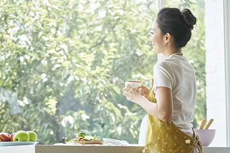 早晨女人生活用餐图片