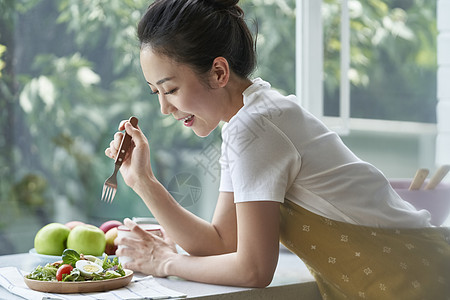 早晨女人生活用餐喝茶图片