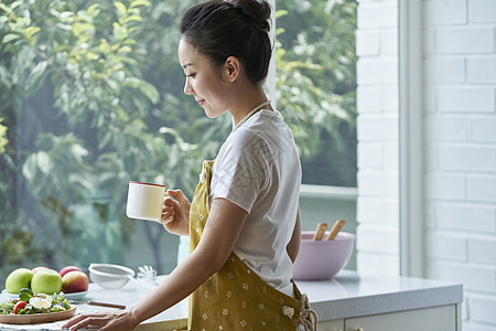 早晨女人生活用餐图片