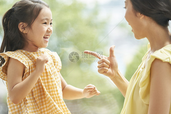 妈妈和女儿一起玩耍图片