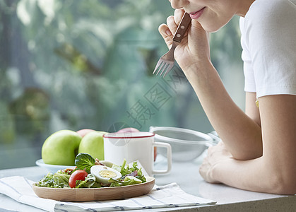 享受下午茶的家庭主妇图片