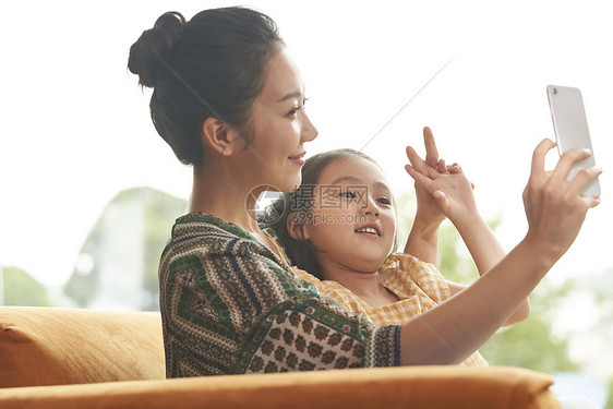 妈妈和女儿一起玩耍图片