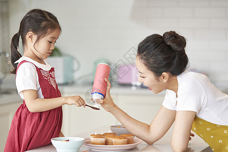 女儿和妈妈一起做饭图片