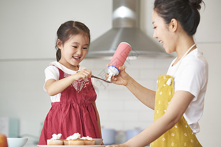 厨房一起制作料理的妈妈和女儿图片