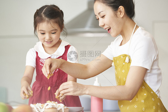 厨房一起制作料理的妈妈和女儿图片