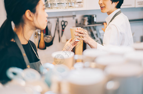 正在工作的咖啡店员工图片